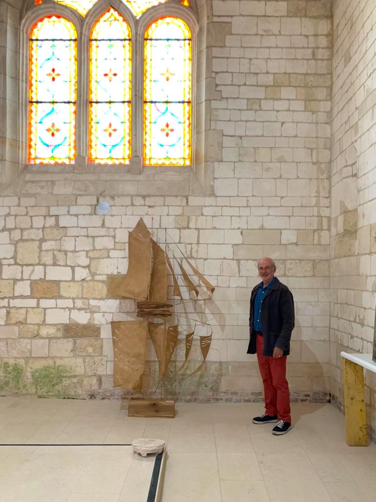 Jean-François Pillon à côté de sa sculpture le Reflet à la chapelle st nicolas 2023